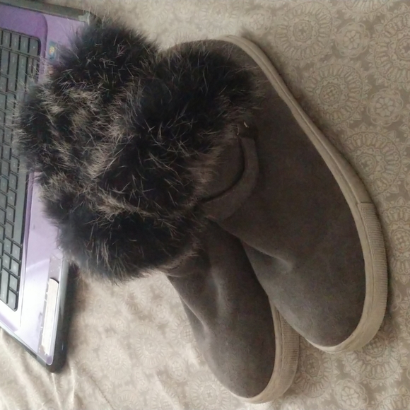 Gray suede sneaker/bootie with faux fur top sz 7 US - Picture 2 of 6